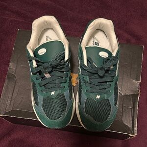 New Balance Men's Dark Green Sneakers